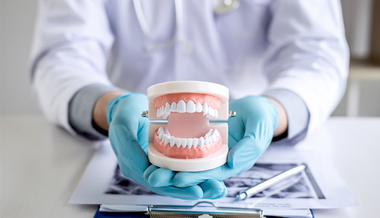 métier qui paye bien sans trop d’étude : prothésiste dentaire